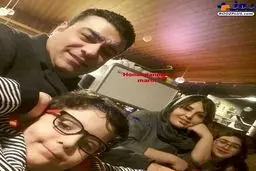 عکسی دیده نشده از گوینده مشهور خبر و خانواده اش