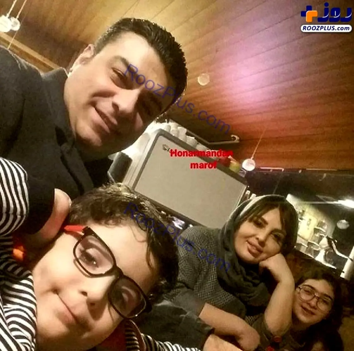 عکسی دیده نشده از گوینده مشهور خبر و خانواده اش
