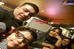 عکسی دیده نشده از گوینده مشهور خبر و خانواده اش