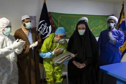 جشن روز پدر در بخش کرونا بیمارستان بقیةالله + عکس