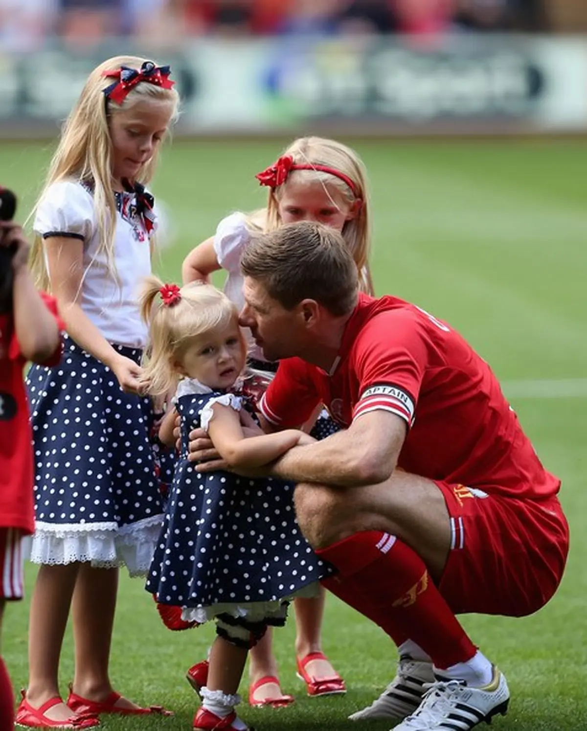 ستاره فوتبال در کنار 3 دختر زیبایش + عکس