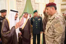 پادشاه عربستان تعدادی از مسئولان و افسران وزارت دفاع را برکنار کرد! + جزئیات