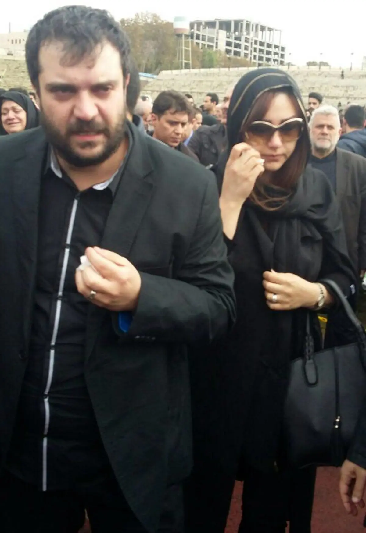 علی و عسل پورحیدری در مراسم تشییع پدرشان/عکس