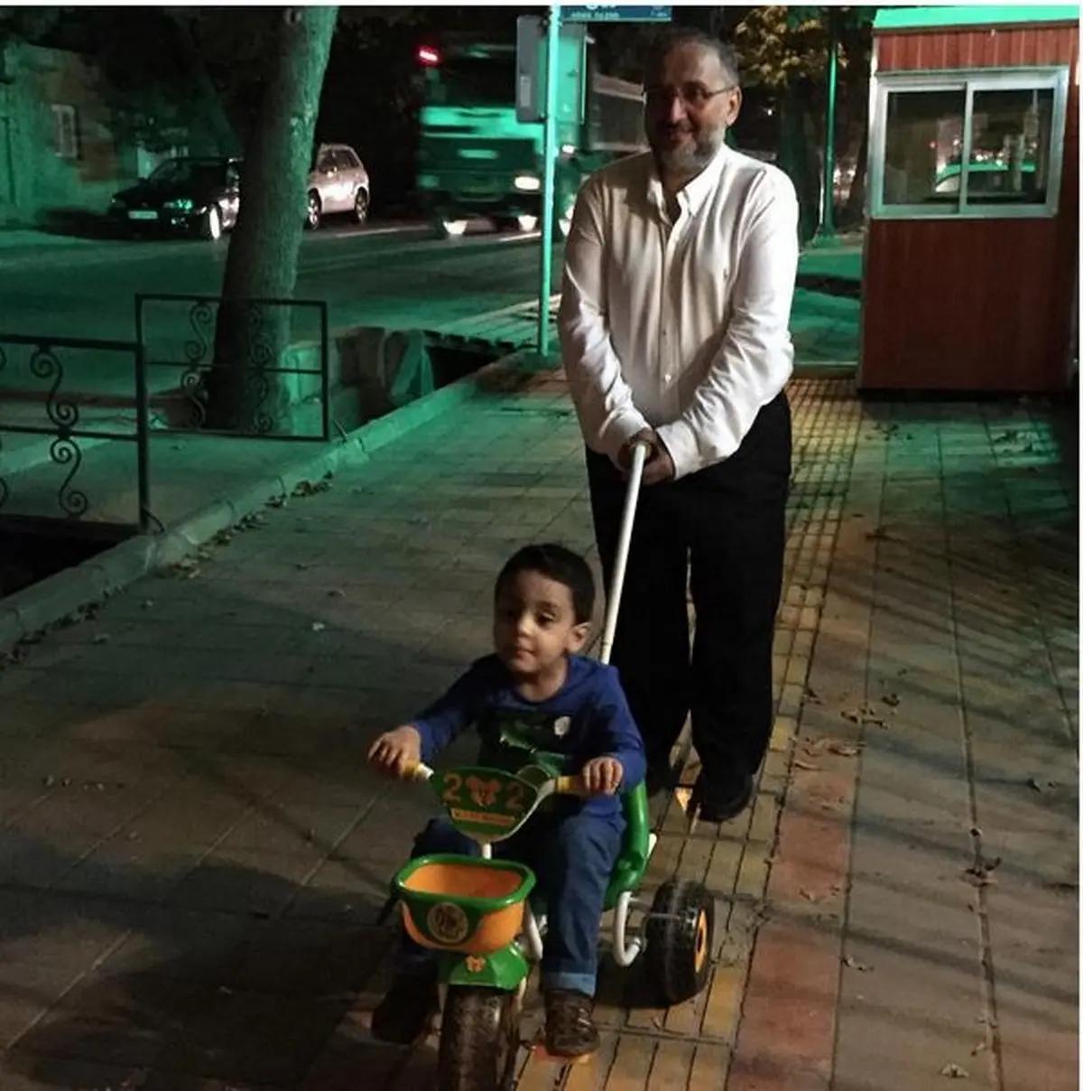 نوه گردانی ابطحی در خیابان‌های تهران/ عکس