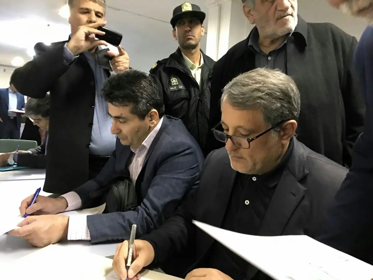 محسن هاشمی برای انتخابات دوره پنجم شورای شهر ثبت نام کرد+عکس