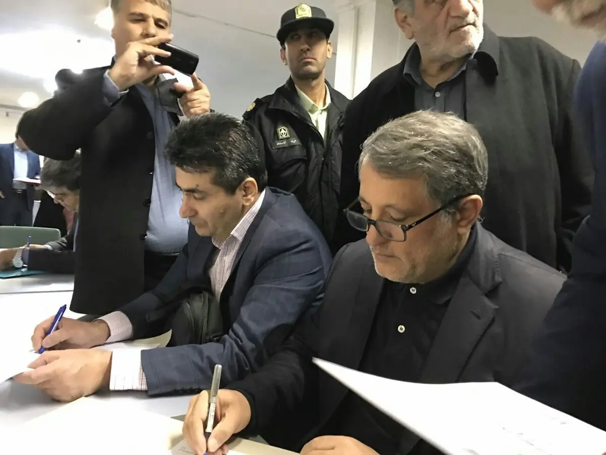 محسن هاشمی برای انتخابات دوره پنجم شورای شهر ثبت نام کرد+عکس