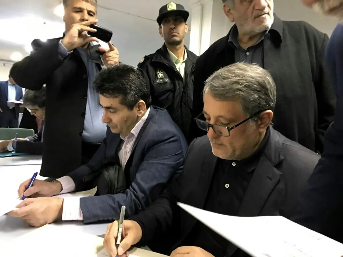 محسن هاشمی برای انتخابات دوره پنجم شورای شهر ثبت نام کرد+عکس