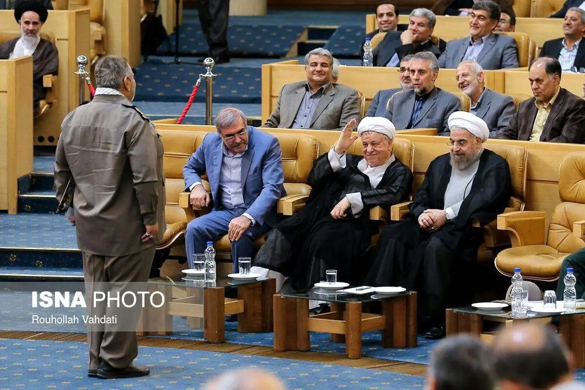 تصویری دیدنی از احترام نظامی سرلشکر فیروزآبادی به آیت‌الله هاشمی