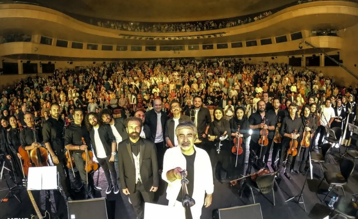 سلفی حسین زمان با تماشاگران کنسرتش/عکس