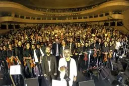 سلفی حسین زمان با تماشاگران کنسرتش/عکس