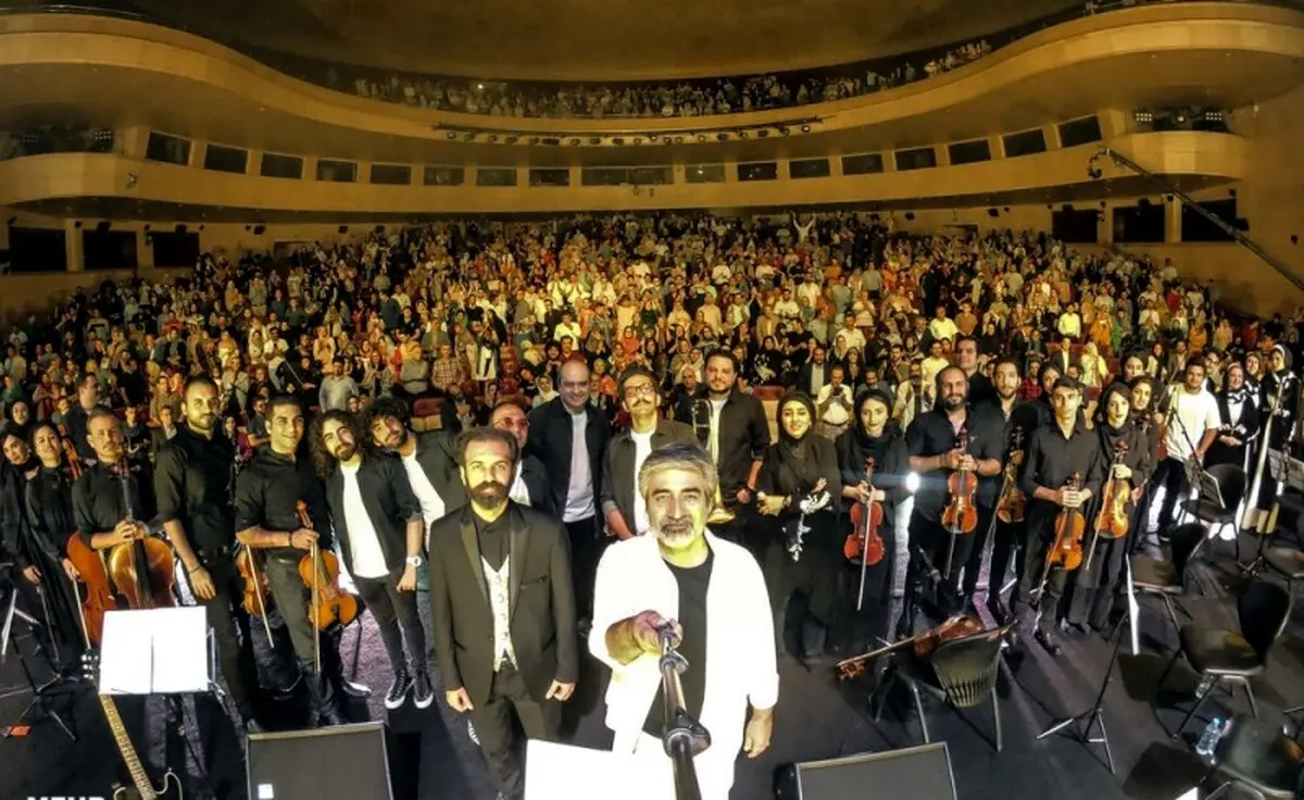 سلفی حسین زمان با تماشاگران کنسرتش/عکس
