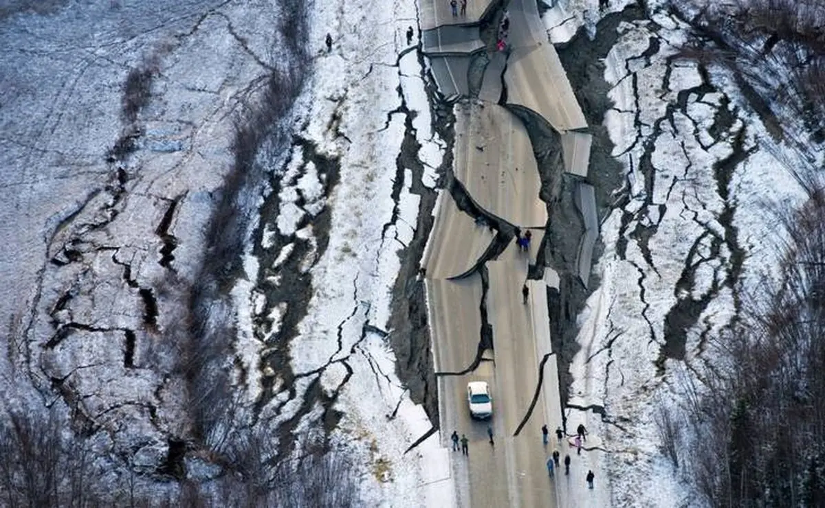 تصویر هوایی هولناک از خسارت زلزله در آلاسکا / عکس