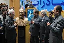 ظریف در کنار مجسمه اش/عکس