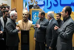 ظریف در کنار مجسمه اش/عکس