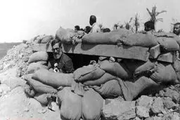 عکسی جالب از رهبر انقلاب در سنگر جبهه