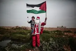 بابانوئلی که به دست سربازان صهیونیستی زخمی شد