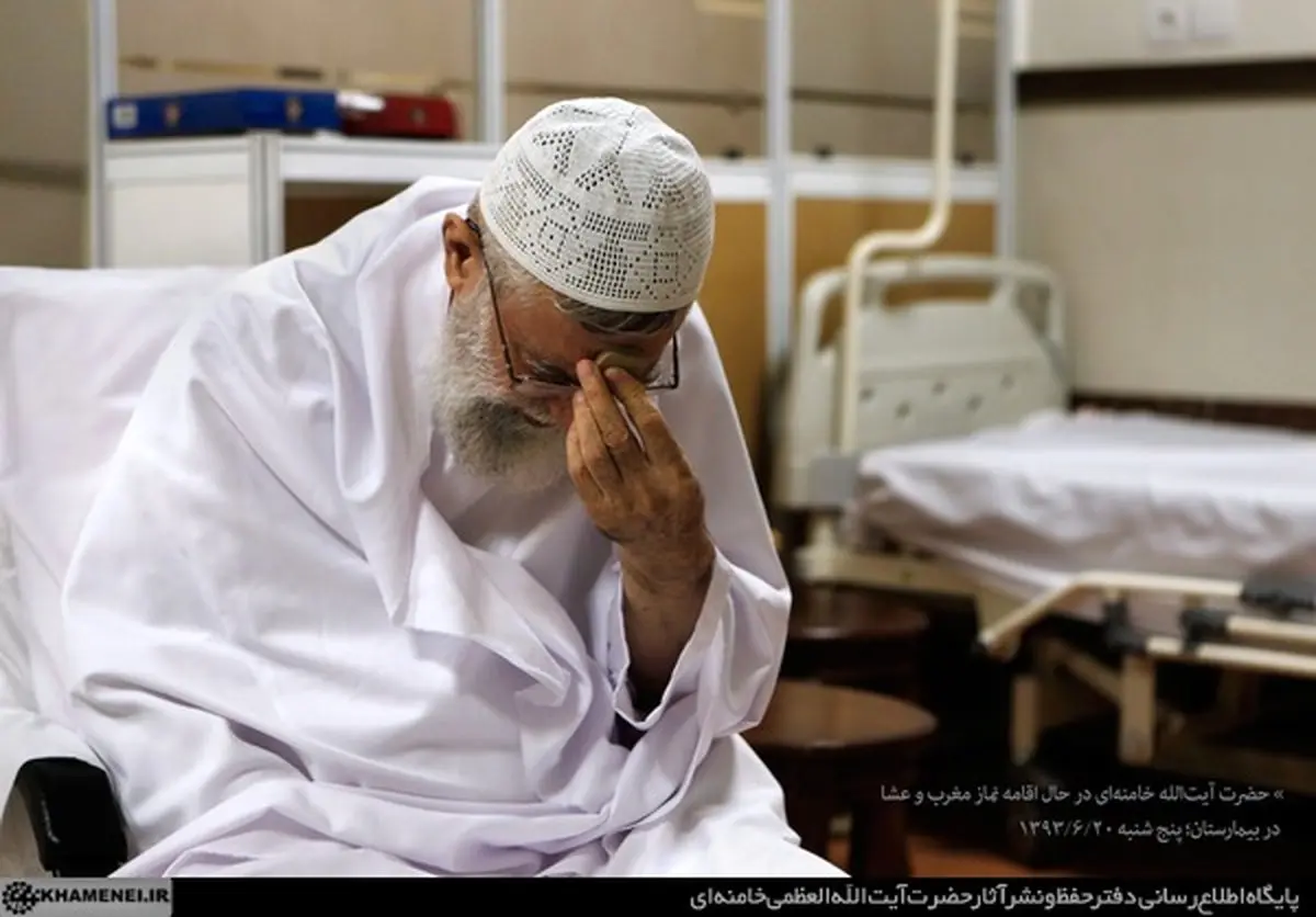 عکسی از رهبر انقلاب در حال اقامه نماز در بیمارستان