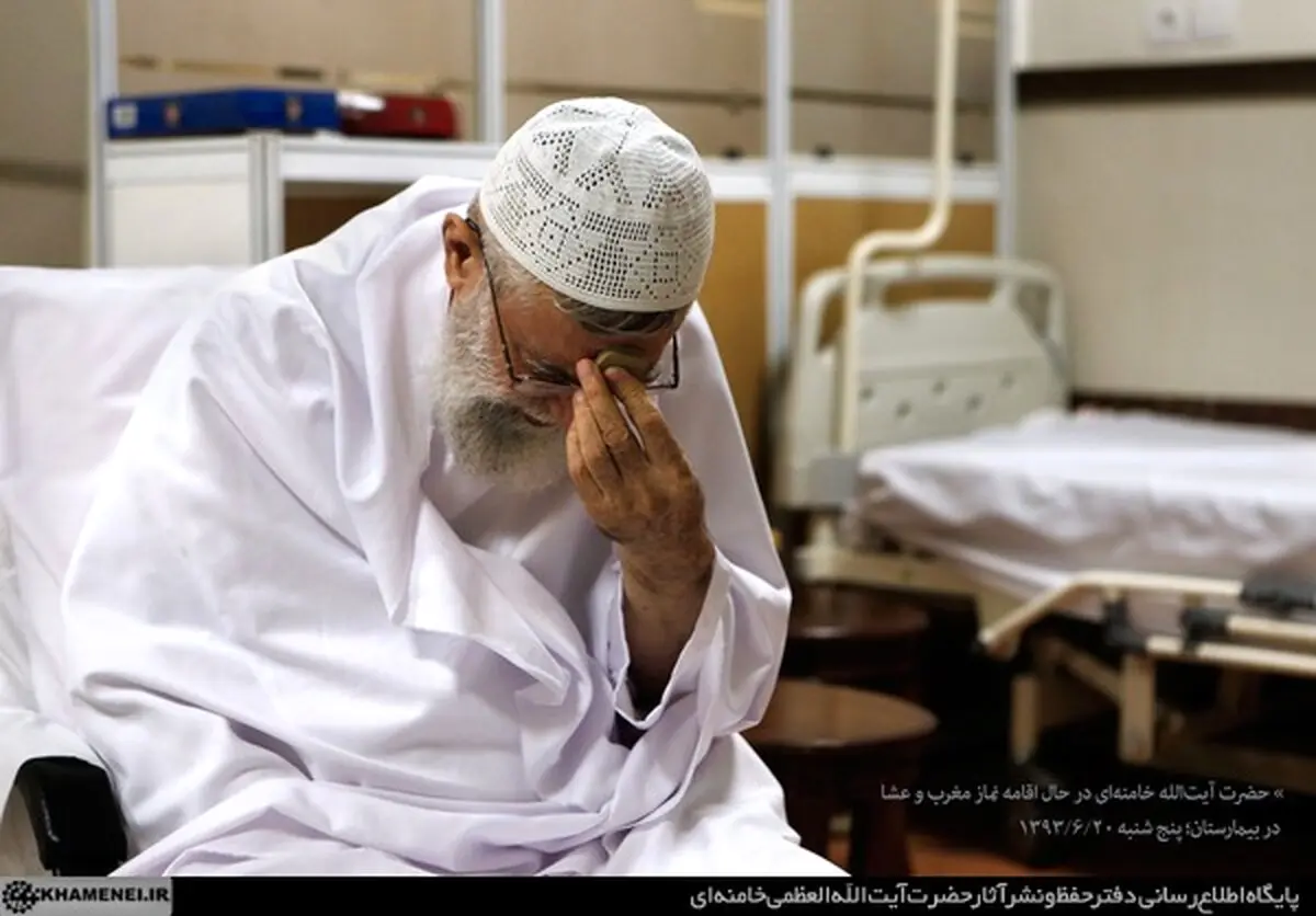 عکسی از رهبر انقلاب در حال اقامه نماز در بیمارستان