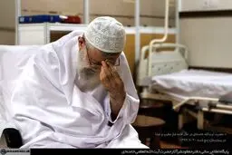 عکسی از رهبر انقلاب در حال اقامه نماز در بیمارستان