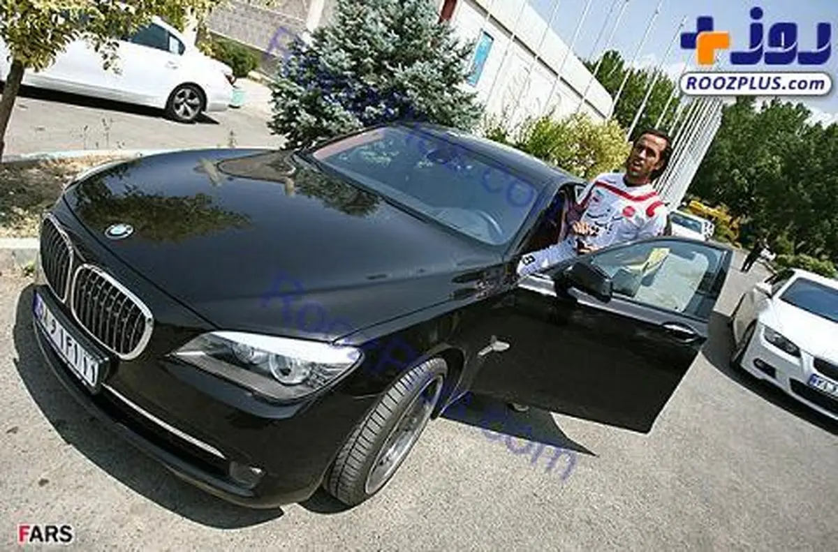 عکسی از خودروی‌ لوکس علی کریمی را ببینید