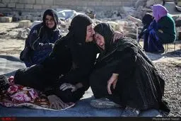 تصویری تلخ از گریه دو مادر در سرپل ذهاب/عکس