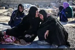 تصویری تلخ از گریه دو مادر در سرپل ذهاب/عکس