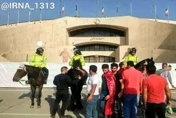 حضور پلیس اسب سوار در استادیوم آزادی/عکس