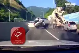 تصادف هولناک یک خودرو در بزرگراه + ویدئو