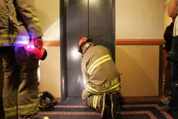 هنگام گیر کردن در آسانسور چه کار کنیم؟