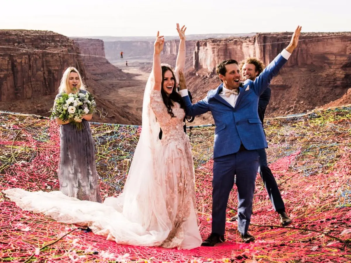 عجیب‌ترین عروسی دنیا در ارتفاع ۱۲۰متری!/تصاویر