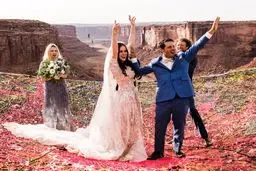 عجیب‌ترین عروسی دنیا در ارتفاع ۱۲۰متری!/تصاویر