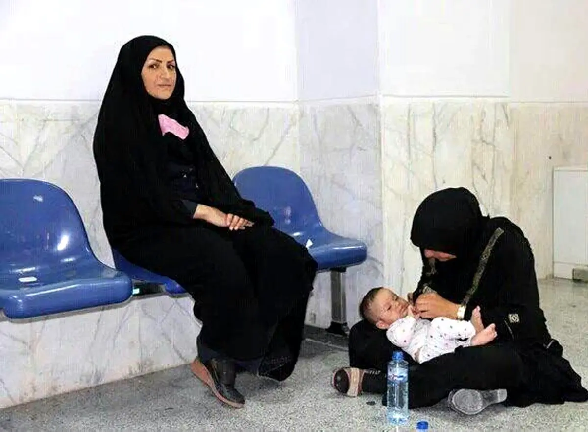 بچه‌داری یکی از داوطلبین سرجلسه کنکور/عکس