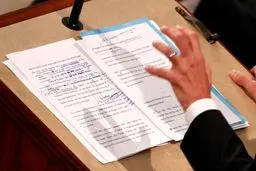 متنی که مکرون از روی آن در کنگره آمریکا روخوانی کرد/عکس