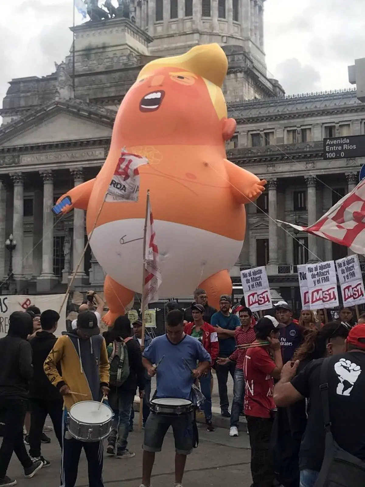 بالون «بچه ترامپ» در آرژانتین هم دست از سر ترامپ بر نداشت/ عکس