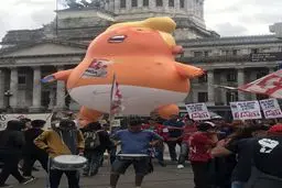 بالون «بچه ترامپ» در آرژانتین هم دست از سر ترامپ بر نداشت/ عکس