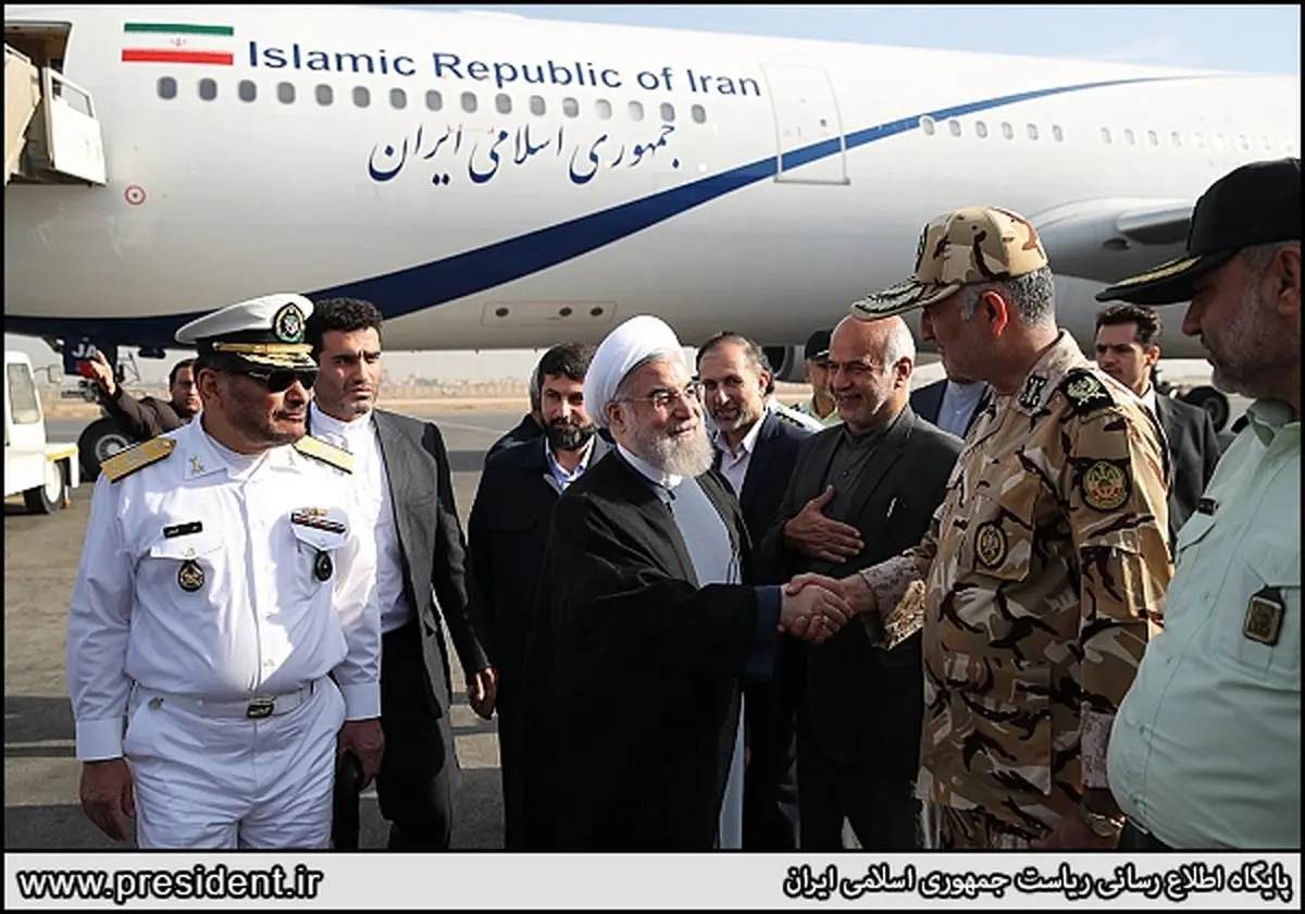 شمخانی در کنار روحانی در فرودگاه اهواز/ عکس