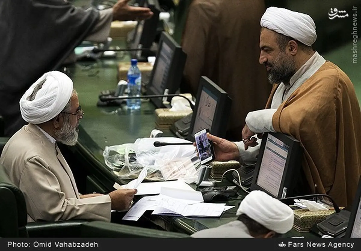 عکس دیپلمات ساپورت‌پوش در دست رسایی