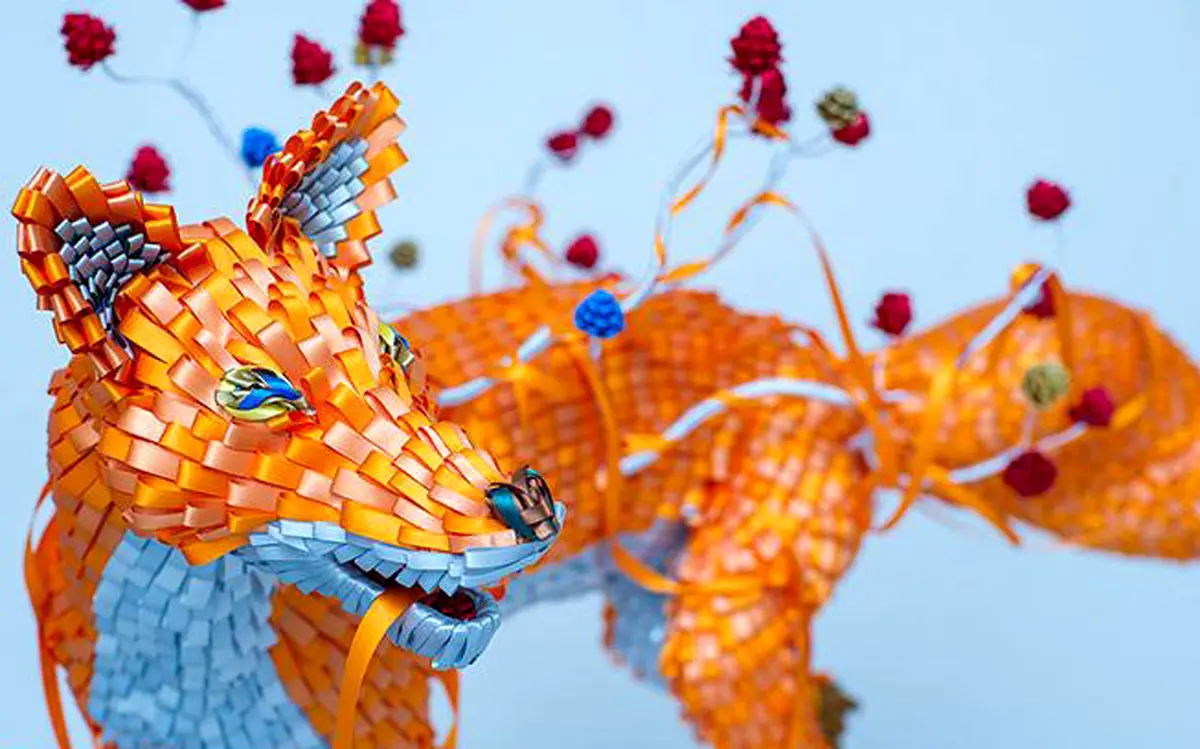 تصاویر / مجسمه هایی حیرت انگیز از روبان های بازیافتی!