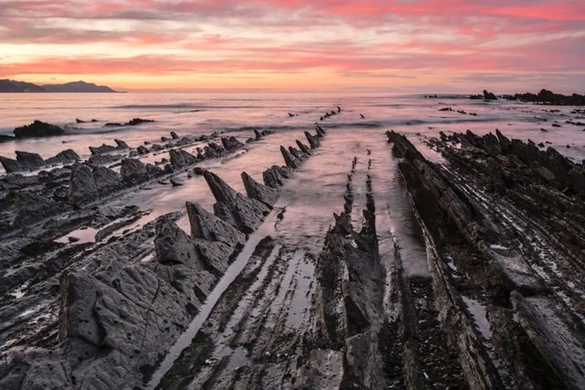 صخره‌های خیره‌کننده ساحلی در عکس روز نشنال جئوگرافیک