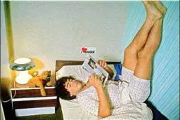 عروسک بازی و مطالعه ستاره فوتبال جهان / عكس