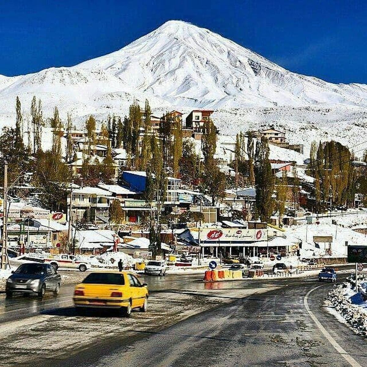 نمایی زیبا از قله‌ی دماوند و روستای پلور مازندران