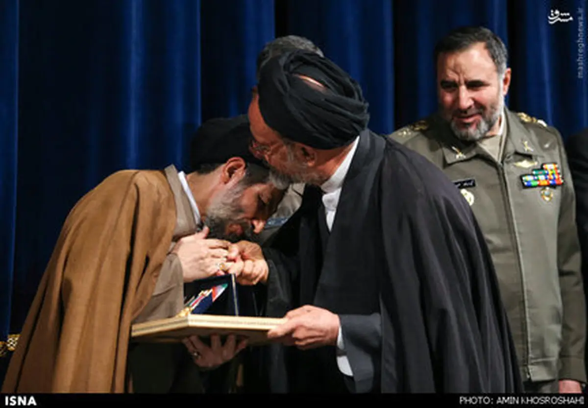 بوسیدن دست سید محمود دعایی توسط نایب رئیس مجلس/عکس