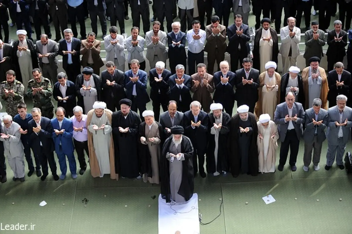 کسانی که در صف اول نماز پشت سر رهبری ایستاده بودند/ عکس