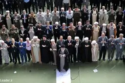 کسانی که در صف اول نماز پشت سر رهبری ایستاده بودند/ عکس