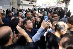 سلفی با احمدی‌نژاد در حاشیه تشییع شهید حججی /عکس