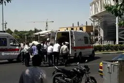 حضور آمبولانس در مقابل مجلس/ عکس