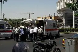 حضور آمبولانس در مقابل مجلس/ عکس