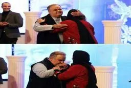 بوسه اكبر عبدى بر دستان همسرش در افتتاحيه جشنواره فيلم فجر/عکس