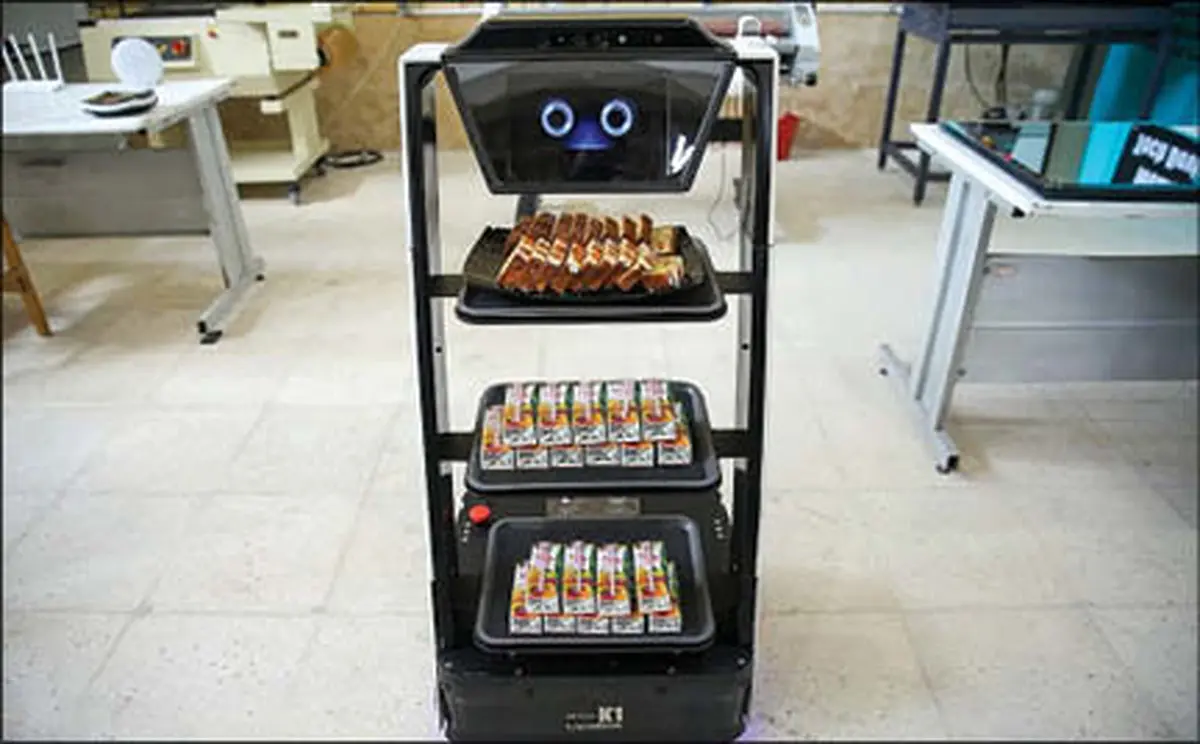 پذیرایی ربات خوش خنده ایرانی از مهمانان+عکس