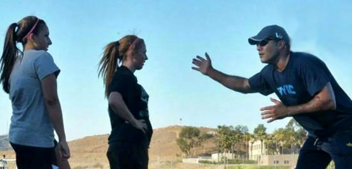 عابدزاده در حال آموزش دروازه بانی به دختران آمریکایی+ عکس